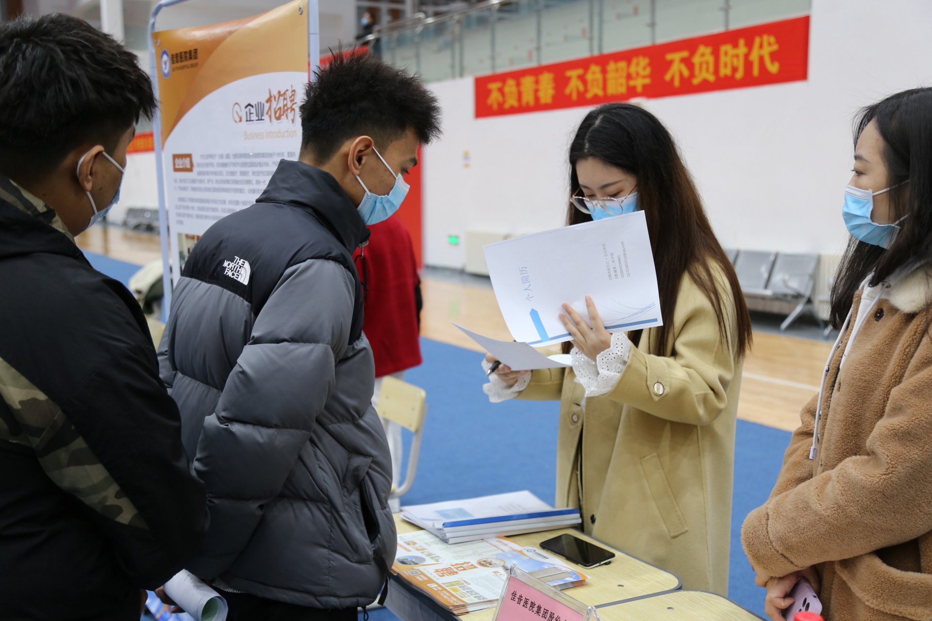 毕业班班主任和辅导员等在现场指导蜘蛛